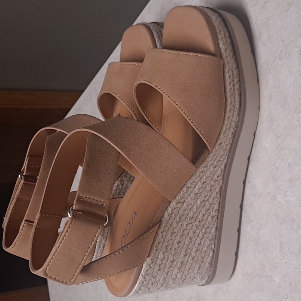 Women's Soda NBW Tan Wedge Sandals Velcro Close Sz 8 4in